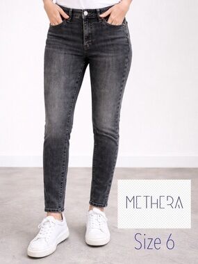💜🔥💙MetHara Dark GrayJeans Size 6 | Mid Rise Stretch Denim | Faded Wash